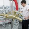 Banco de laboratório de certificação com uma válvula misturadora de chuveiro conectada a manômetros