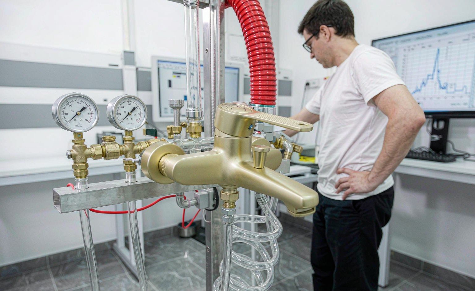 Banco de laboratório de certificação com uma válvula misturadora de chuveiro conectada a manômetros